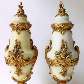 Picture of PAIR OF LIDDED VASES