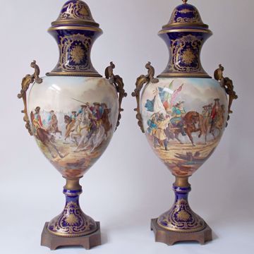 Picture of PAIR OF LIDDED VASES