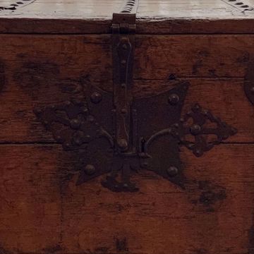 Picture of OAK CHEST