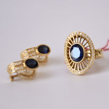 Picture of GOLD RING AND PAIR OF MATCHING EARRINGS