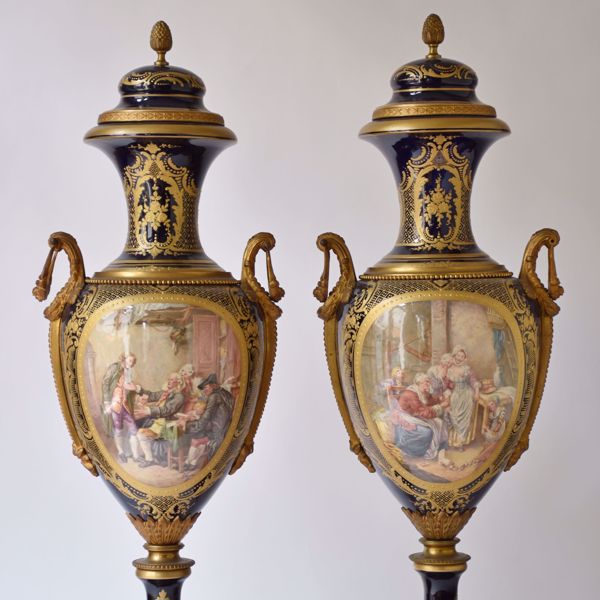 Picture of PAIR OF EGG-SHAPED LIDDED VASES