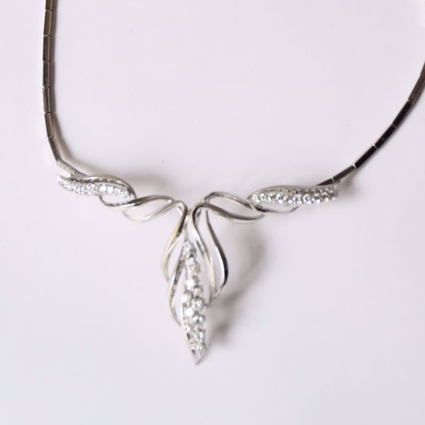Picture of WHITE GOLDEN NECKLACE 