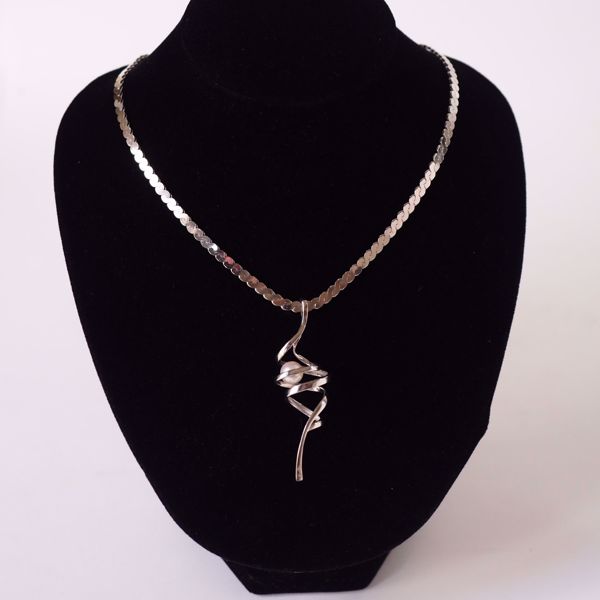 Picture of WHITE GOLDEN NECKLACE