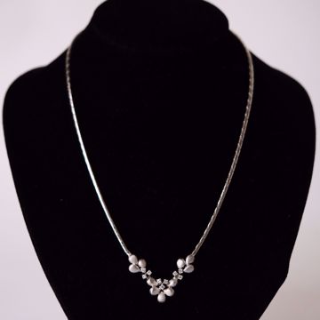 Picture of WHITE GOLDEN NECKLACE