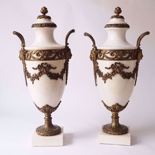 Picture of PAIR OF LIDDED VASES