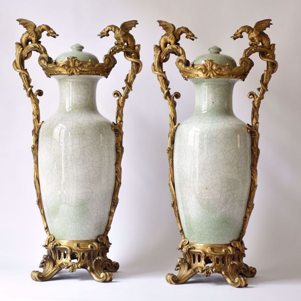 Picture of PAIR OF LARGE LIDDED VASES