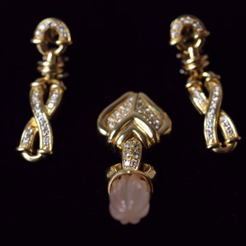 Image de PAIRE DE BOUCLES D'OREILLES EN OR ET UN PENDENTIF