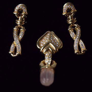 Image de PAIRE DE BOUCLES D'OREILLES EN OR ET UN PENDENTIF