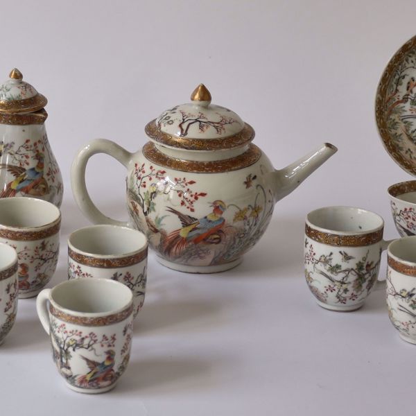 Image sur THÉIÈRE, 2 POTS À CRÈME, 5 TASSES ET SOUCOUPES ET 6 TASSES