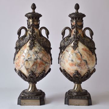 Image de PAIRE DE VASES À COUVERCLE PIRIFORME