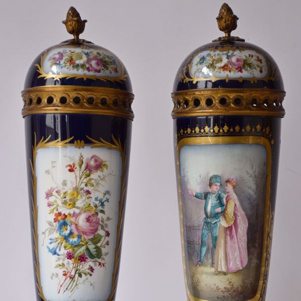 Picture of PAIR OF LIDDED VASES