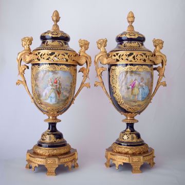 Picture of PAIR OF LIDDED VASES