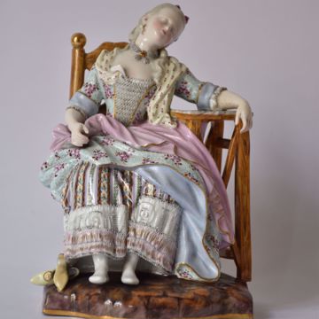 Image de JEUNE FEMME AU REPOS