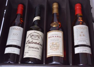 Afbeeldingen van 1 FLES COGNAC MENARD EN DRIE ANDERE