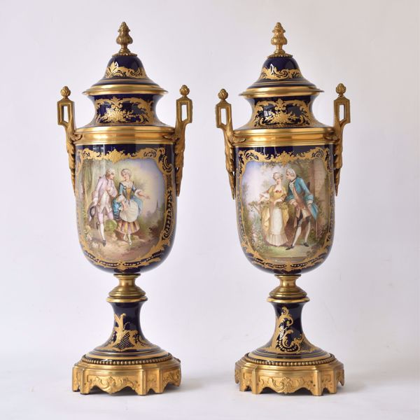 Image sur PAIRE DE VASES A COUVERCLE