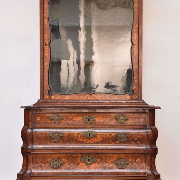 Image sur VITRINE EN DEUX PARTIES