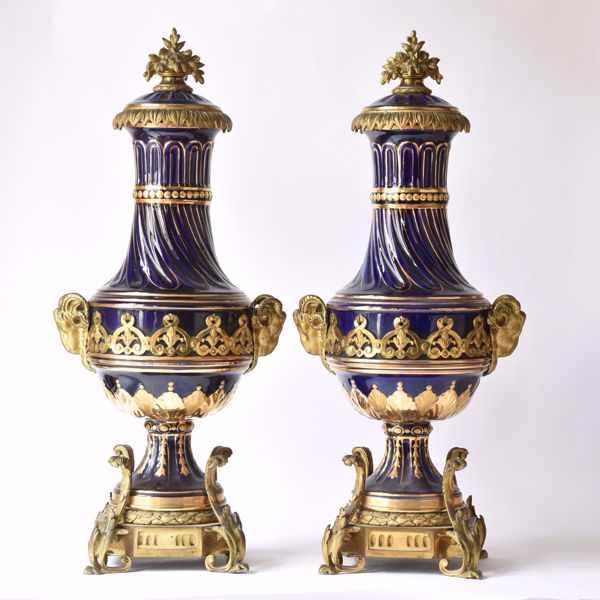 Picture of PAIR OF LIDDED VASES