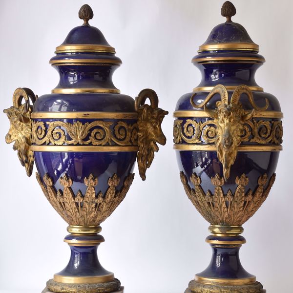 Picture of PAIR OF LIDDED VASES