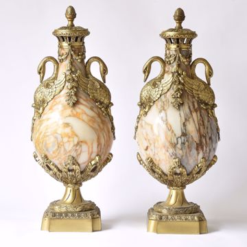 Image de PAIRE DE VASES À COUVERCLE EN FORME DE POIRE