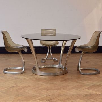 Image de TABLE ET TROIS CHAISES