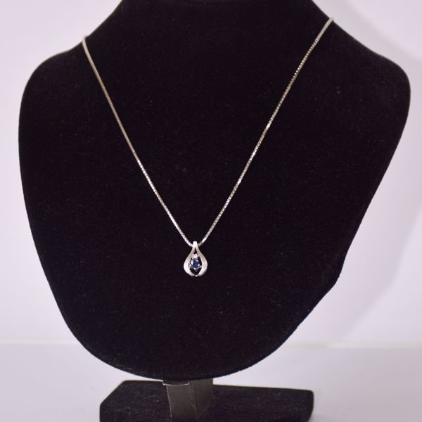 Image sur COLLIER EN OR BLANC ET PETIT PENDENTIF EN OR BLANC 